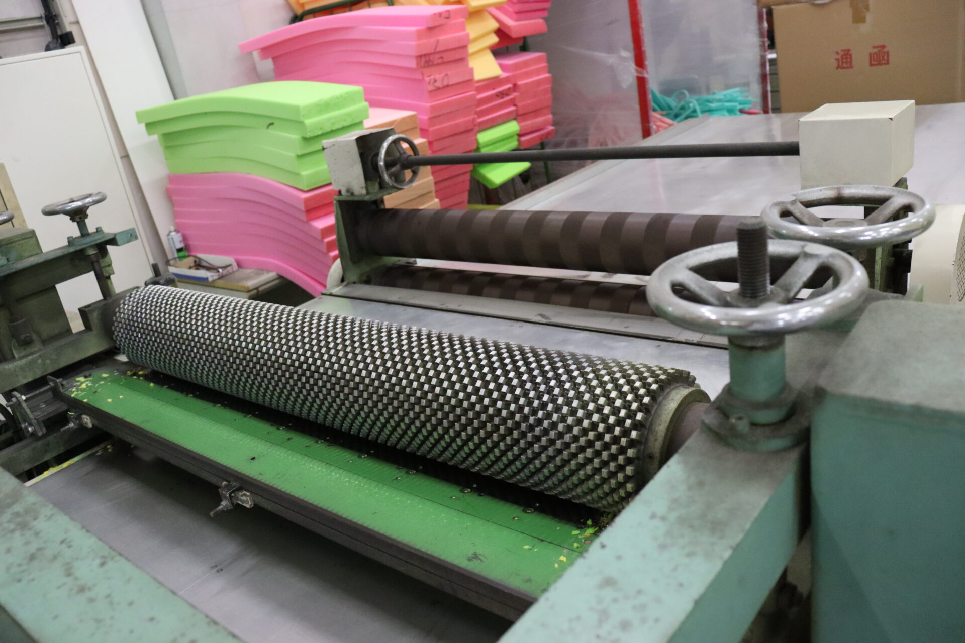 Embossing roller adding patterns to a sponge surface