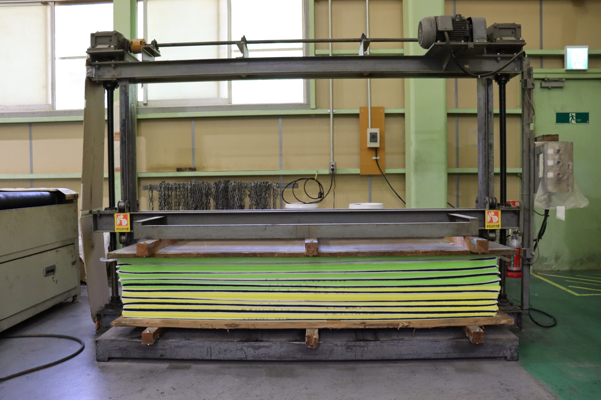 Hydraulic press machine compressing foam blocks uniformly