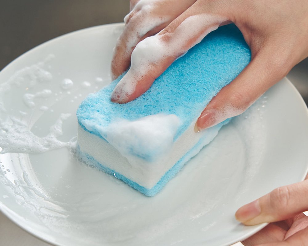 Washing a plate with an Aisen kitchen sponge