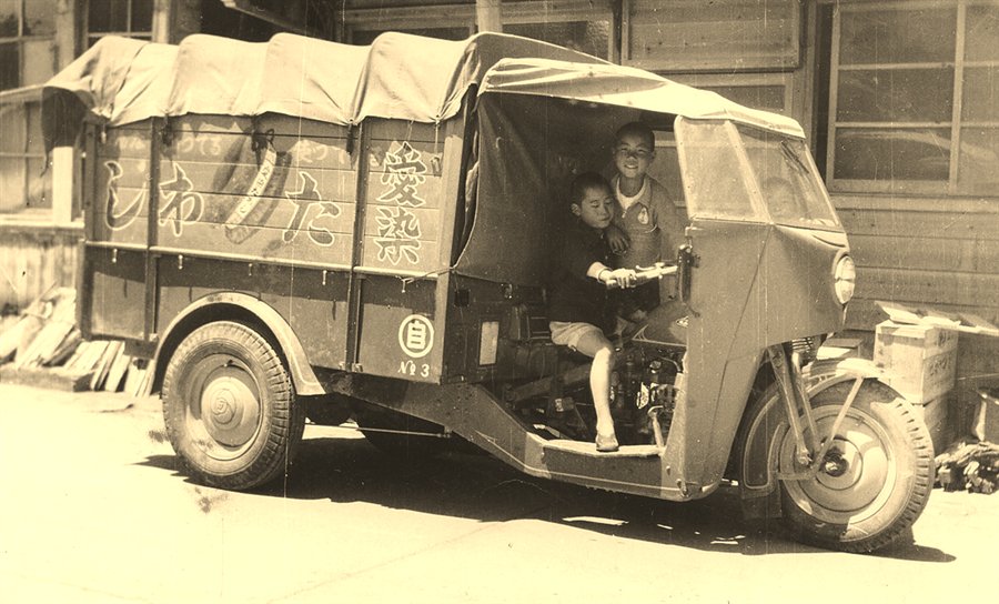 The Aisen three-wheeled delivery truck loaded with tawashi, mid-Showa Kainan
